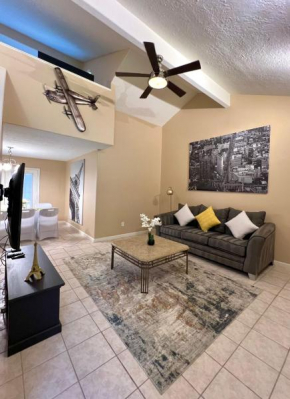 Centrally located Houston Retreat! Sleeps 8, 10 Min to Downtown, Free Parking